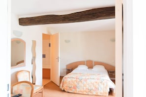 Double Room | Desk, blackout drapes, soundproofing, free cribs/infant beds - Hôtel de France (Montmorillon)