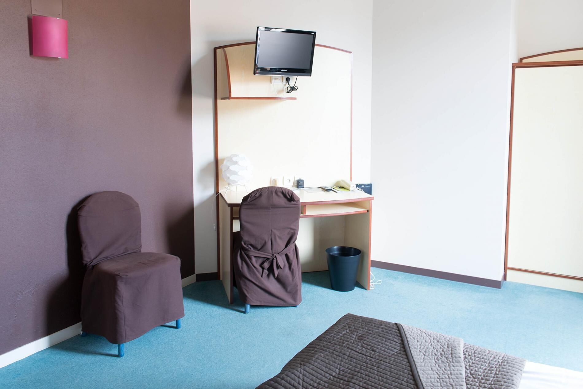 desk, blackout curtains, soundproofing, free cots/infant beds