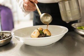 Breakfast, lunch, dinner served; French cuisine 