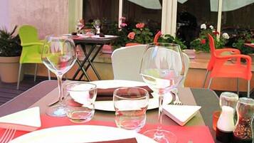 บริการอาหารเช้า อาหารกลางวัน อาหารเย็น, อาหารฝรั่งเศส