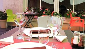 Breakfast, lunch, dinner served; French cuisine 