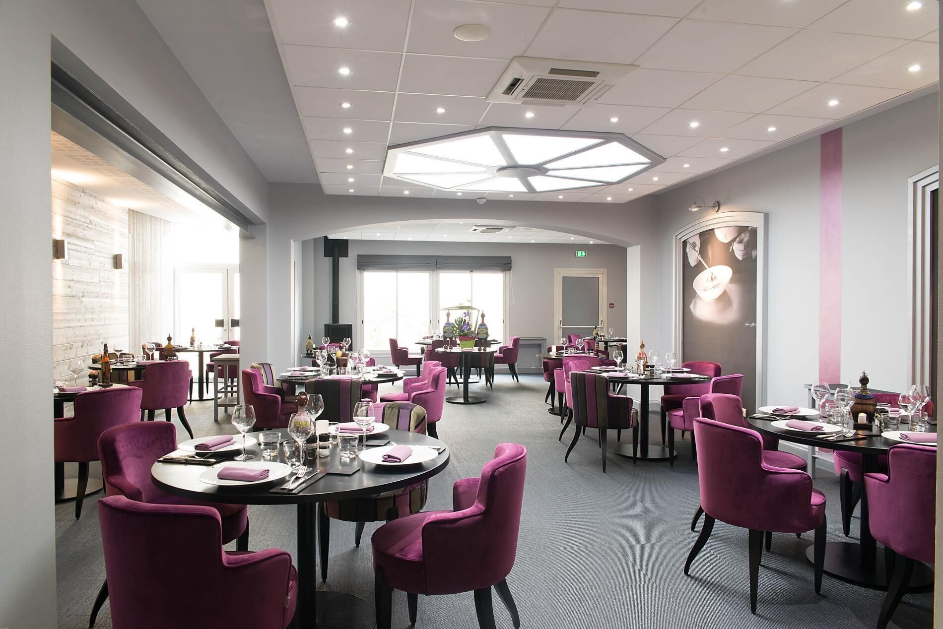 朝食、ランチ、ディナーに営業 (フランス料理)