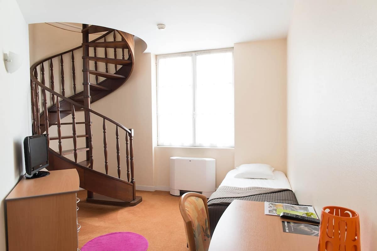 desk, blackout curtains, soundproofing, free cots/infant beds