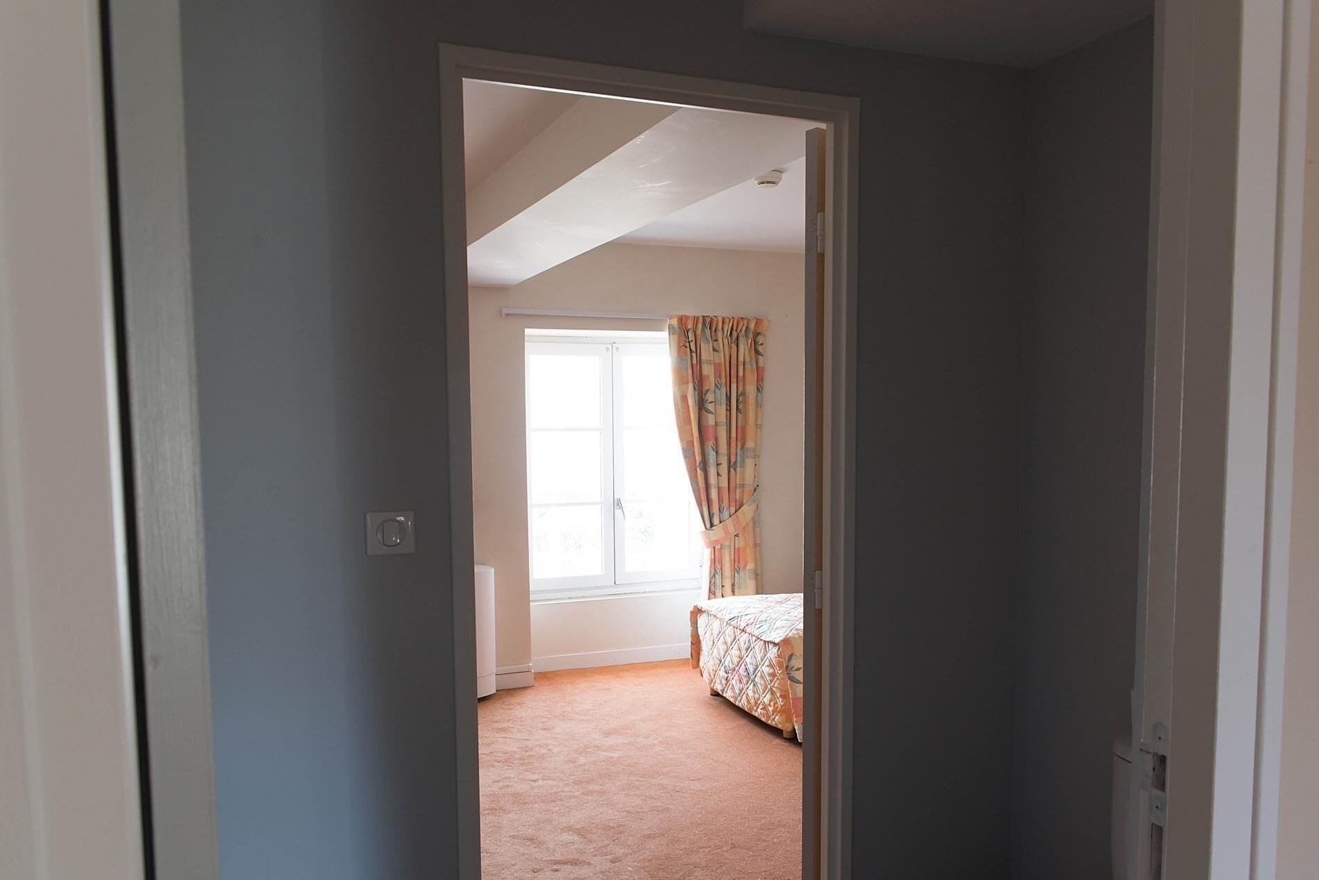 desk, blackout curtains, soundproofing, free cots/infant beds