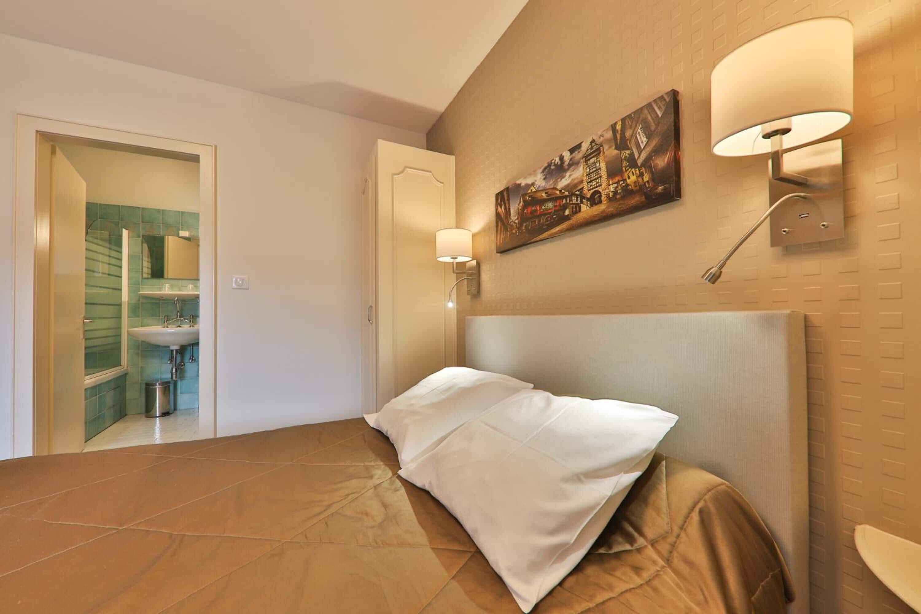 double room | desk, free cots/infant beds, free wifi, bed sheets