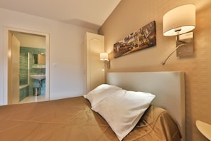 Desk, free cots/infant beds, free WiFi, bed sheets - HOTEL Bar des VOSGES (Munster)