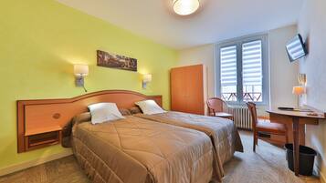 Twin Room | Desk, free cribs/infant beds, free WiFi, bed sheets