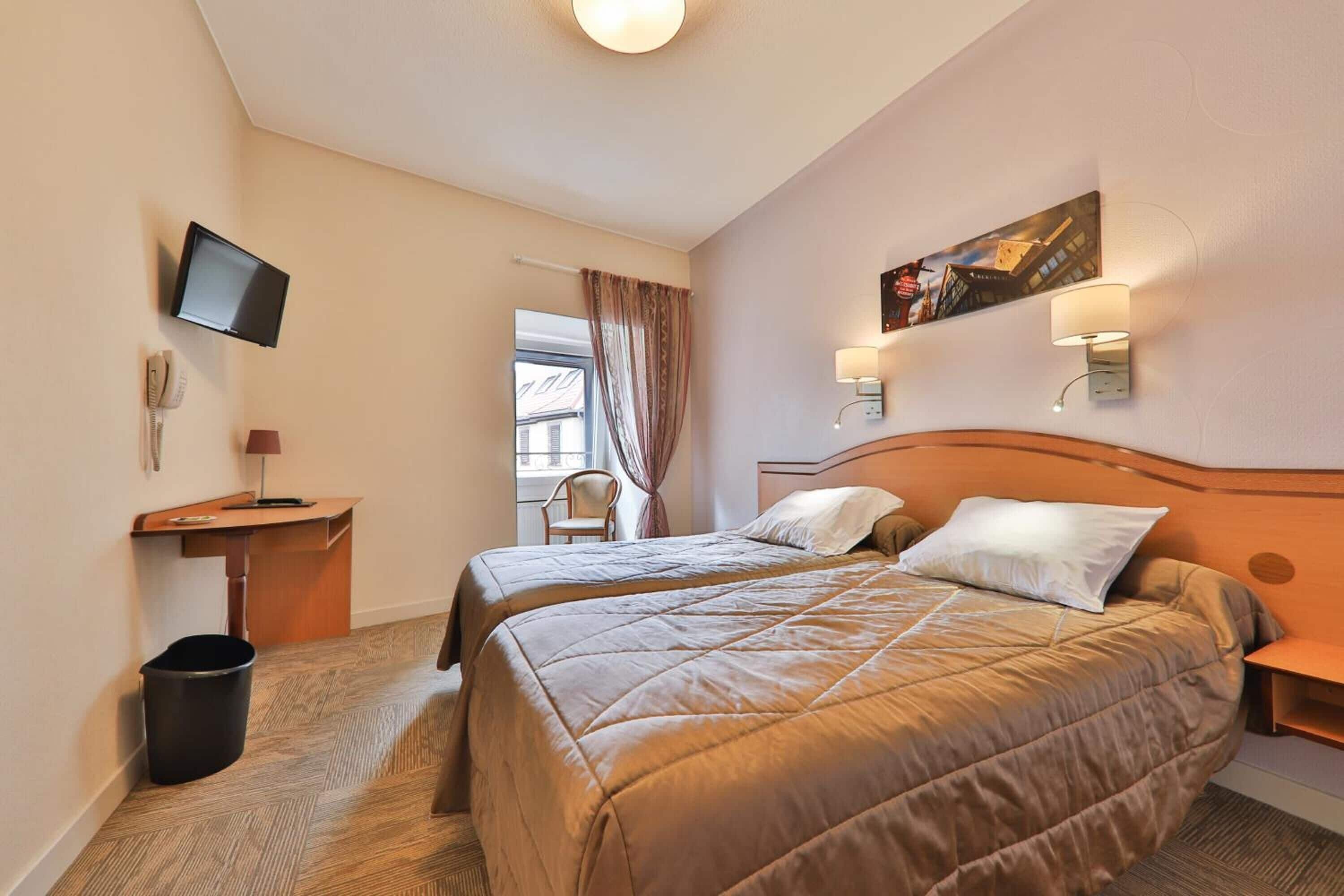 twin room | desk, free cots/infant beds, free wifi, bed sheets