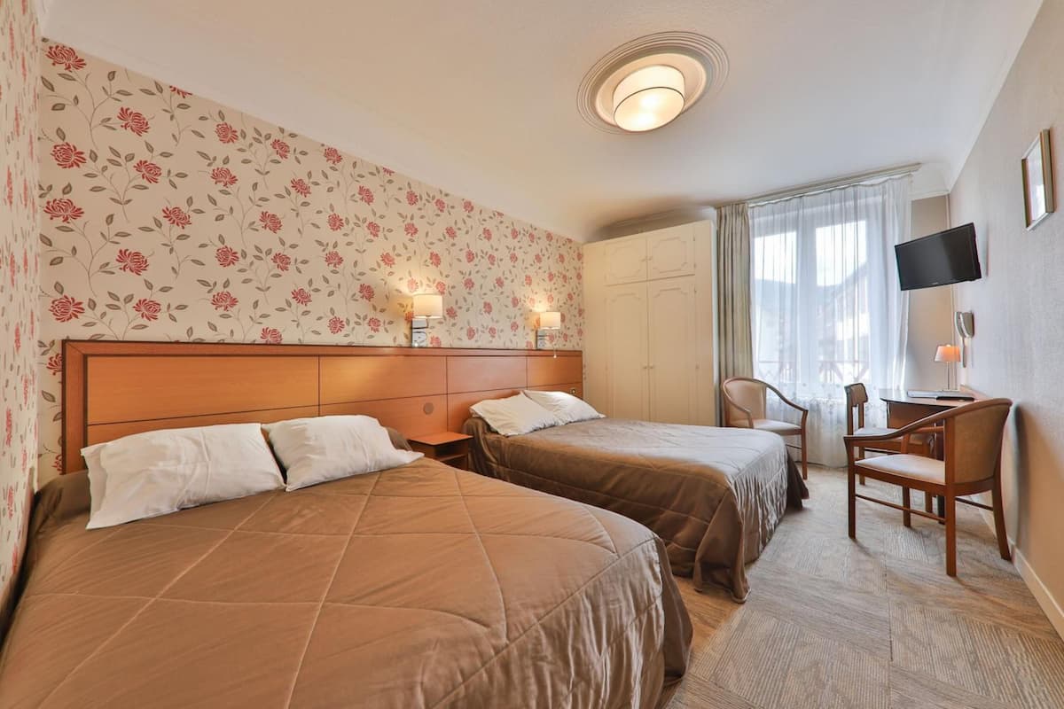 Habitación cuádruple | Escritorio, cunas gratuitas, wifi gratis y ropa de cama