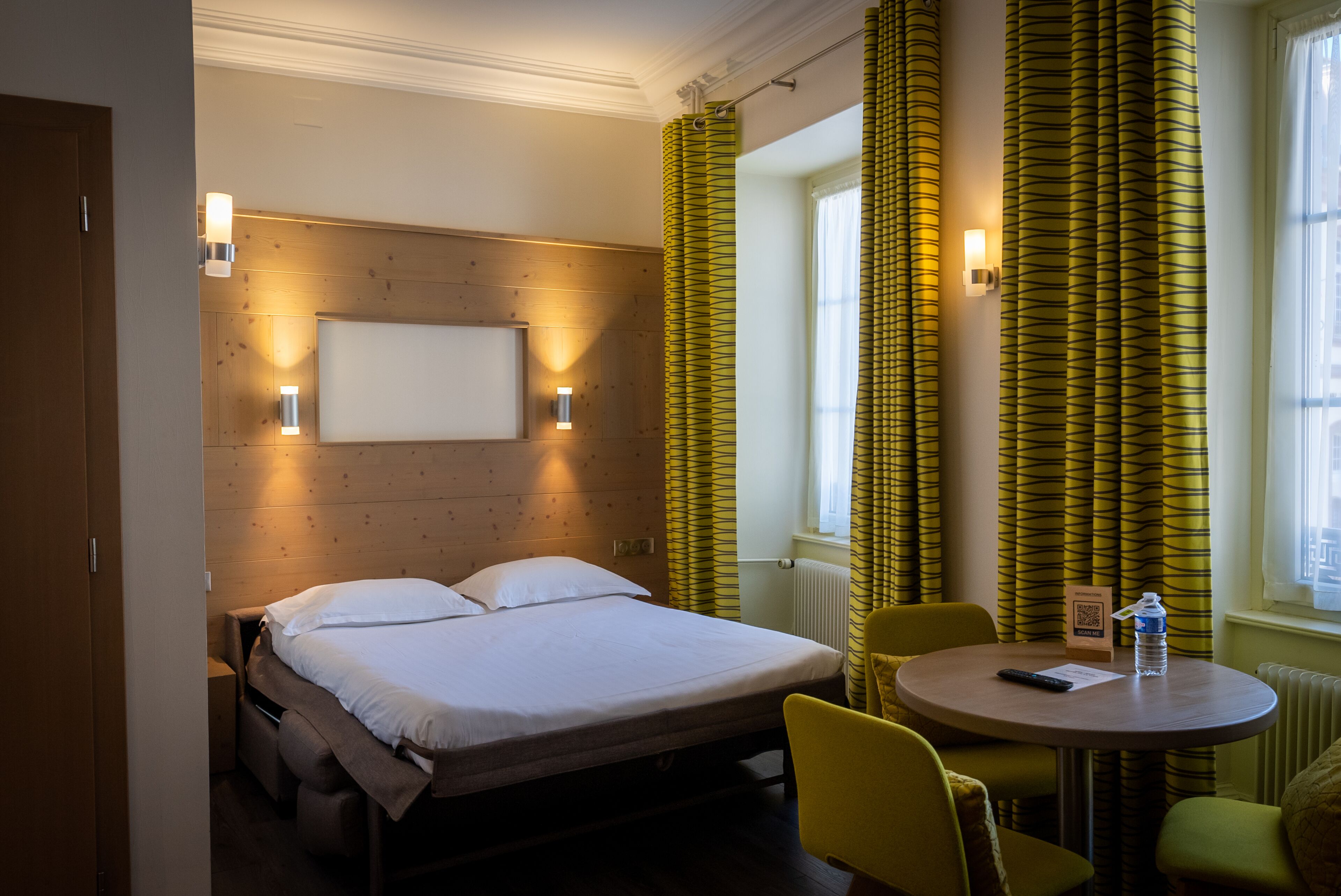 family room | 1 bedroom, premium bedding, iron/ironing board, free wifi