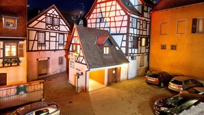 Ein traditionelles Gebäude im europäischen Stil, mit einem Schild, das es als Hotel kennzeichnet.