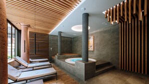 Ein modernes Spa mit Holzlamellen, einer großen Badewanne und Liegebereichen.