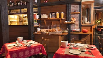 Petit déjeuner buffet servi tous les jours en supplément