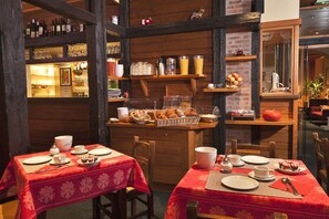 Se ofrece un desayuno bufé todos los días (por un coste adicional)