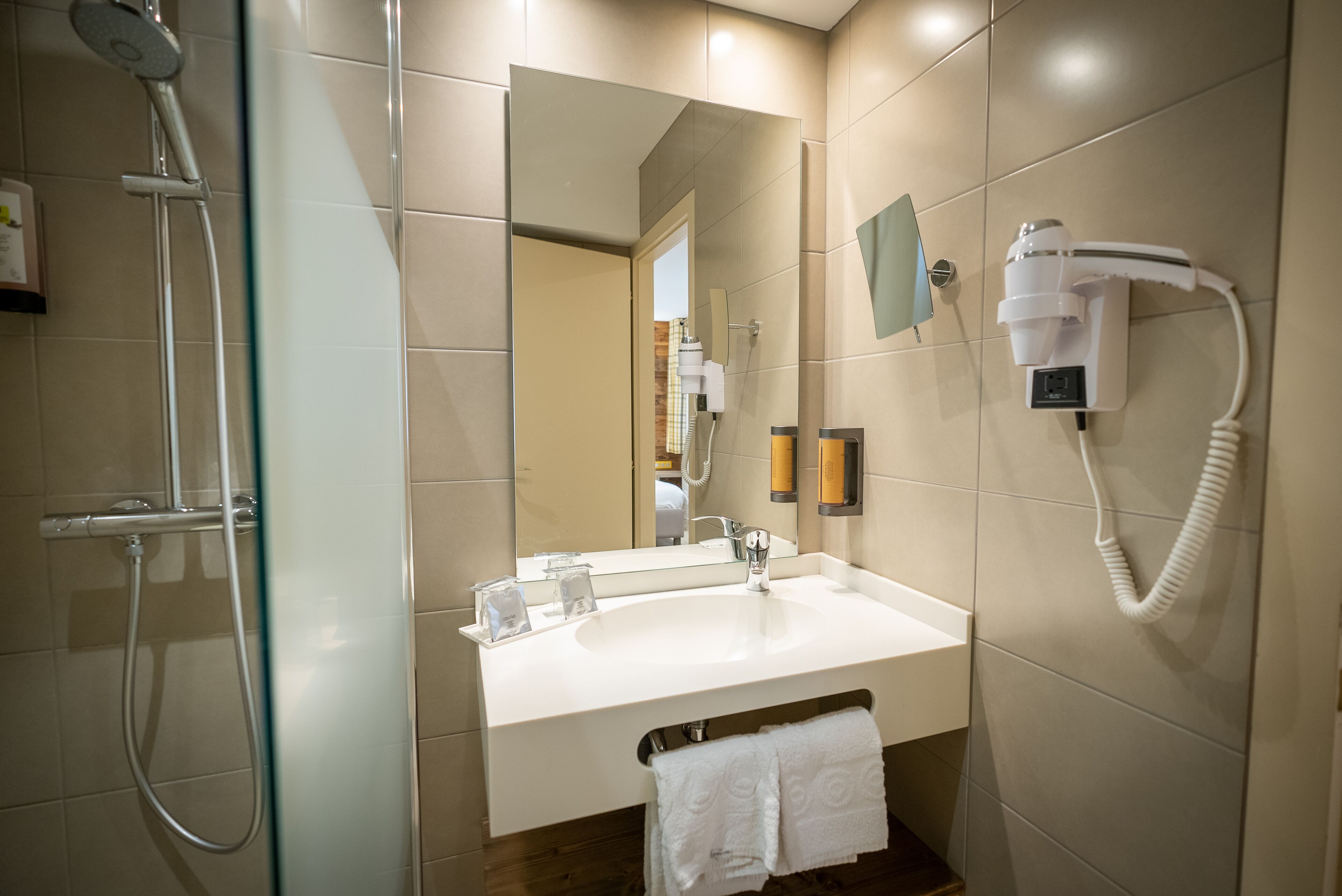 superior room | bathroom | shower, free toiletries, hair dryer, towels