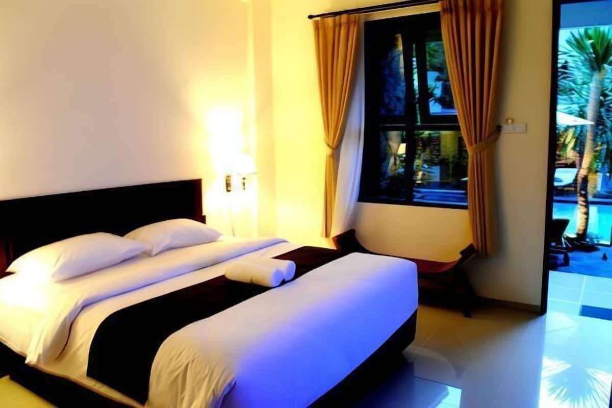 In-room safe, desk, iron/ironing board (on request)
