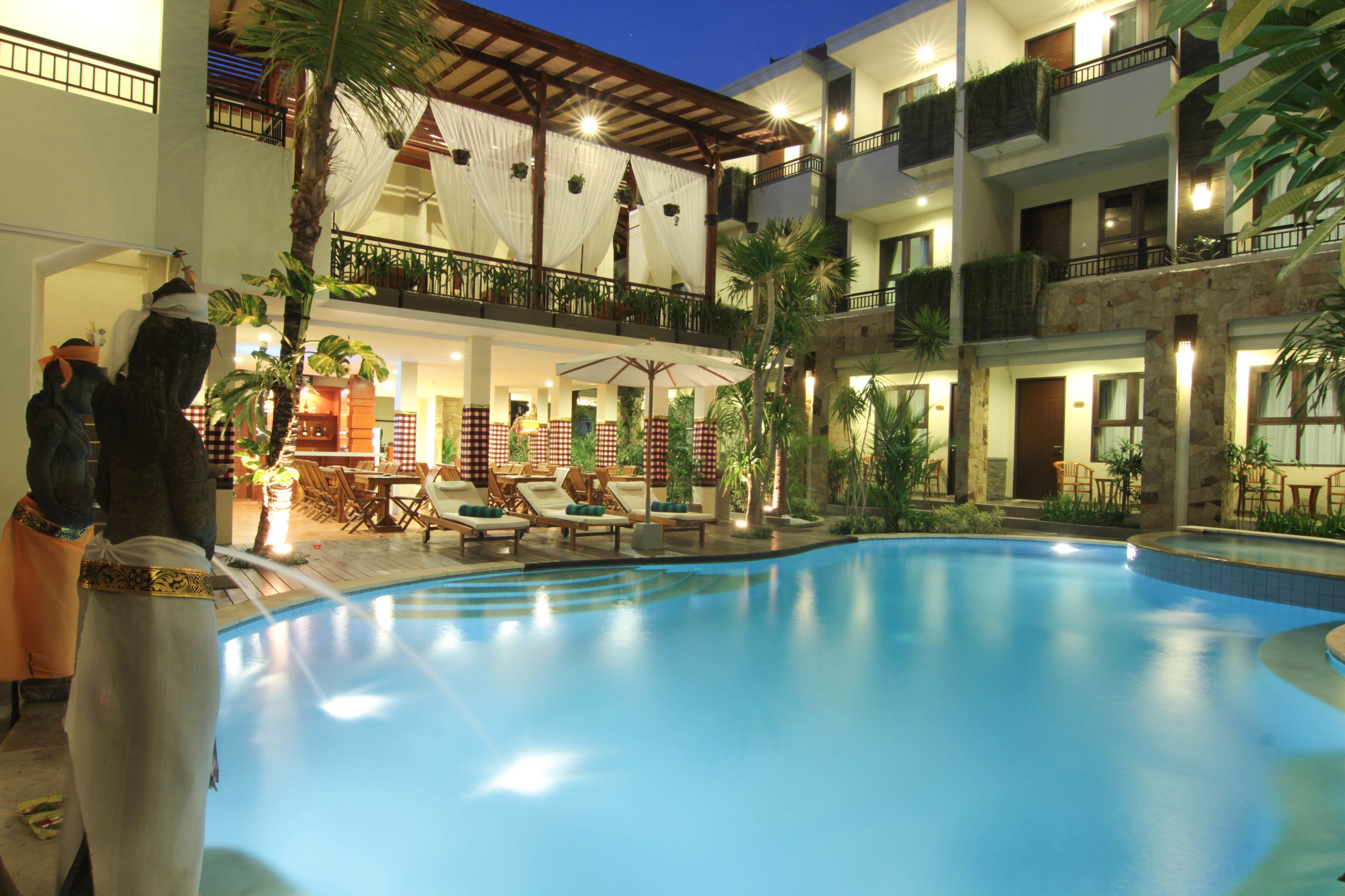 حمّام سباحة خارجي، مظلات على حمّام السباحة، مقاعد للتشمس