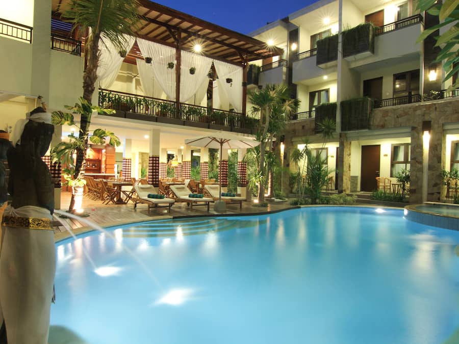 Piscina externa, guarda-sóis, espreguiçadeiras