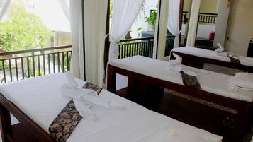 Couples treatment rooms, body treatments, aromatherapy