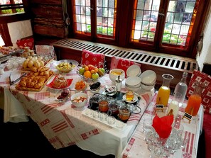 Daily buffet breakfast (EUR 9.90 per person) - Auberge du Brand (Turckheim)