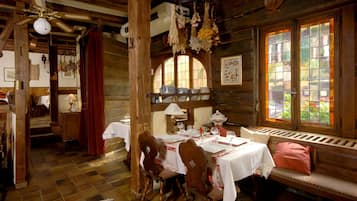 Se sirven comidas, cenas y cocina local