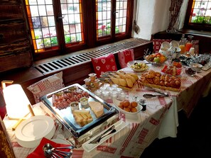 Petit déjeuner buffet servi tous les jours en supplément