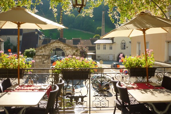 Déjeuner et dîner servis sur place, spécialités Cuisine locale