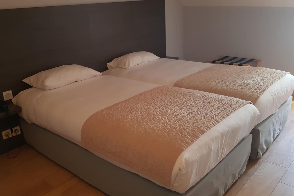Chambre avec lits jumeaux | Literie de qualité supérieure, bureau, rideaux occultants