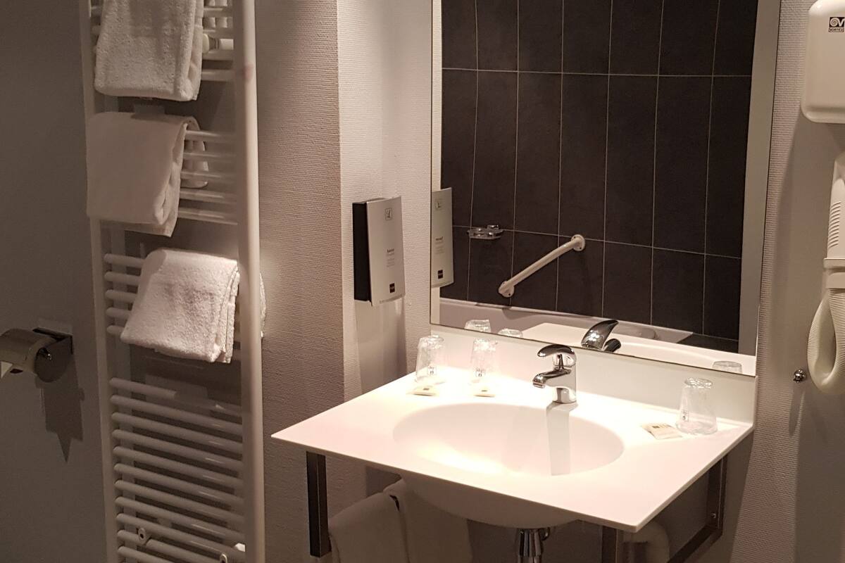 triple room | bathroom | free toiletries, hair dryer, towels