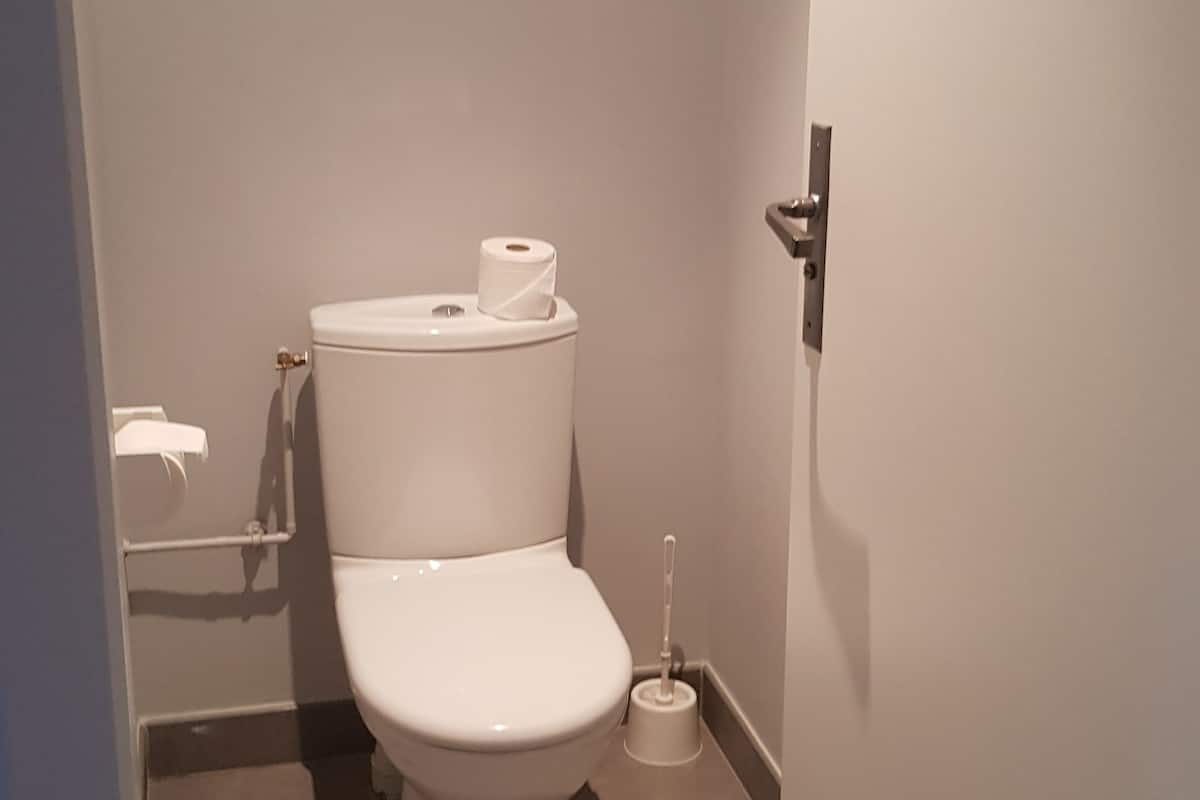 quadruple room | bathroom | free toiletries, hair dryer, towels