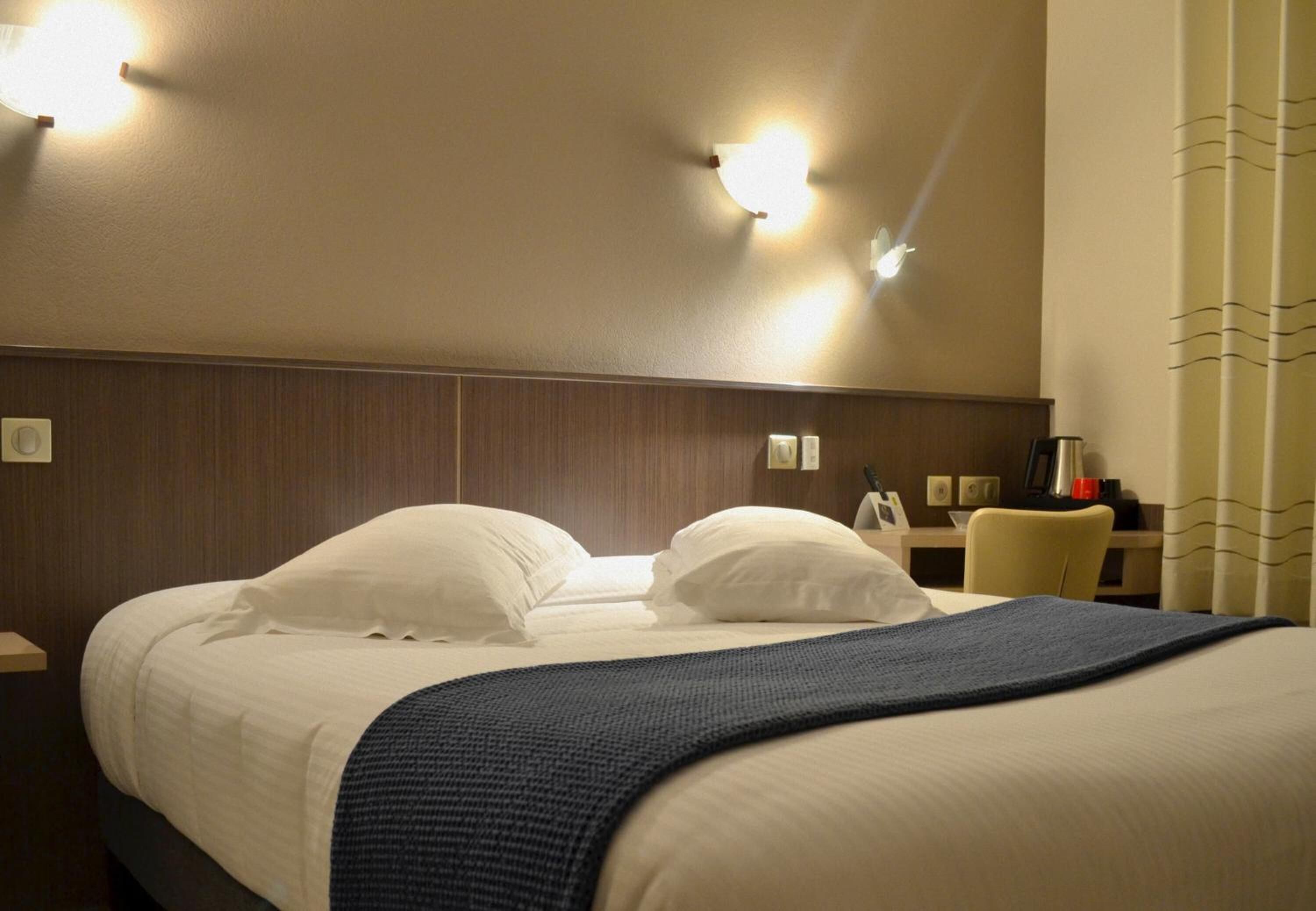 desk, free wifi, bed sheets, wheelchair access