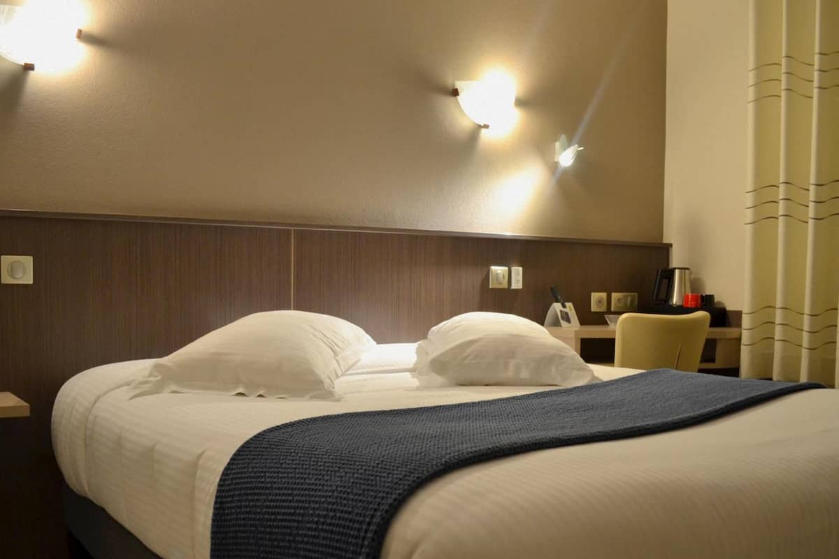 desk, free wifi, bed sheets, wheelchair access