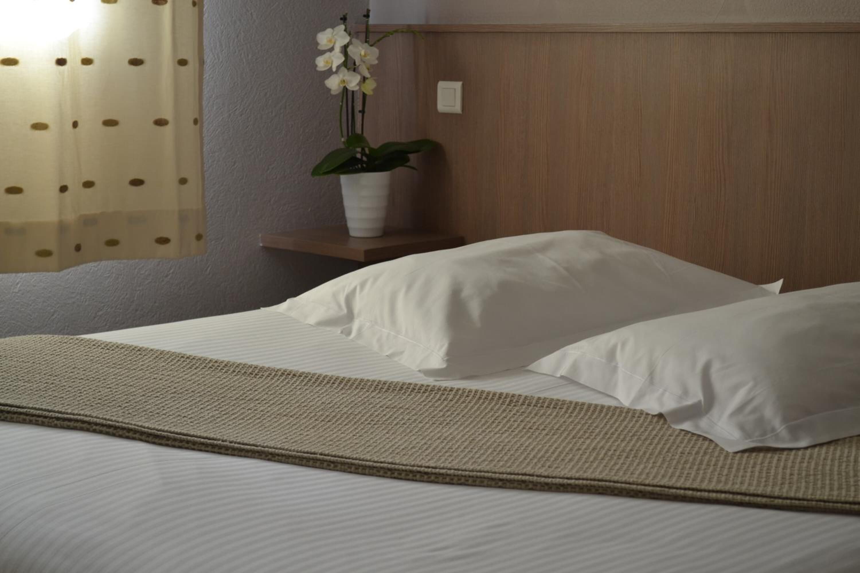 desk, free wifi, bed sheets, wheelchair access