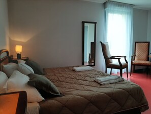 雙人房 | 書桌、隔音、免費 Wi-Fi