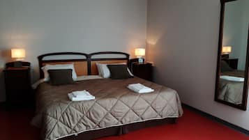 Desk, soundproofing, free WiFi