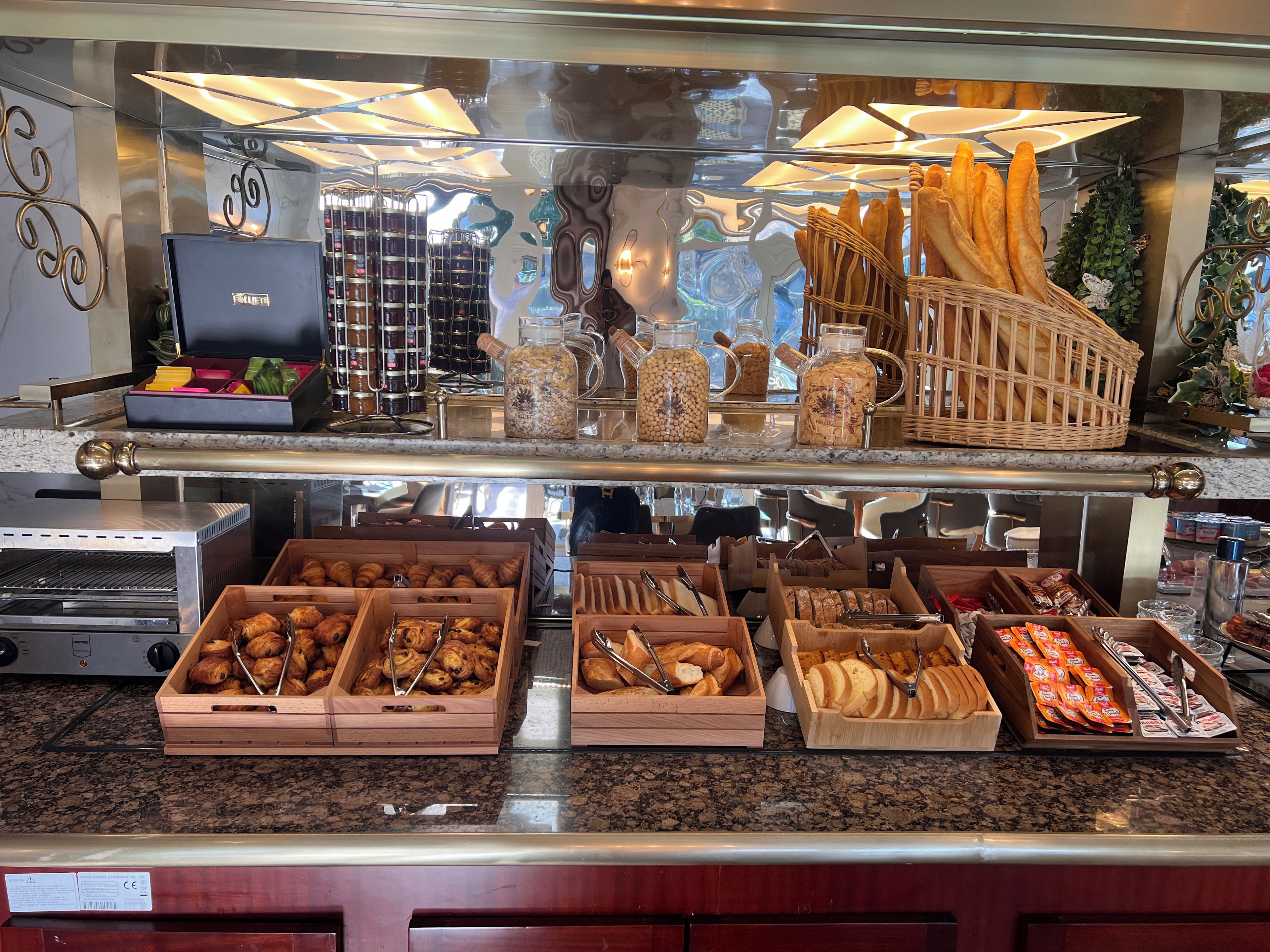 Una vitrina de panadería con diversos productos horneados y condimentos.
