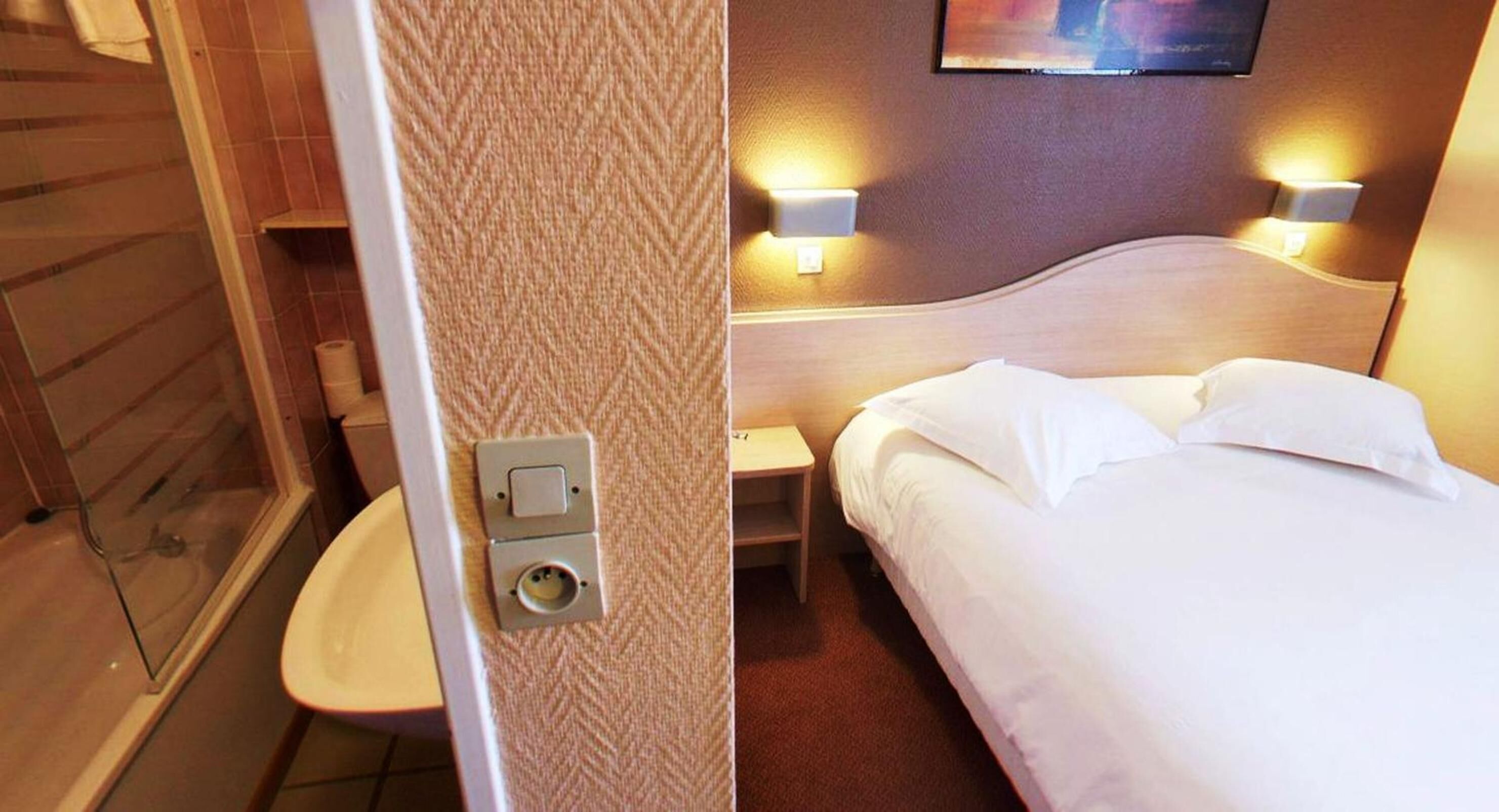 individually furnished, desk, soundproofing, free cots/infant beds