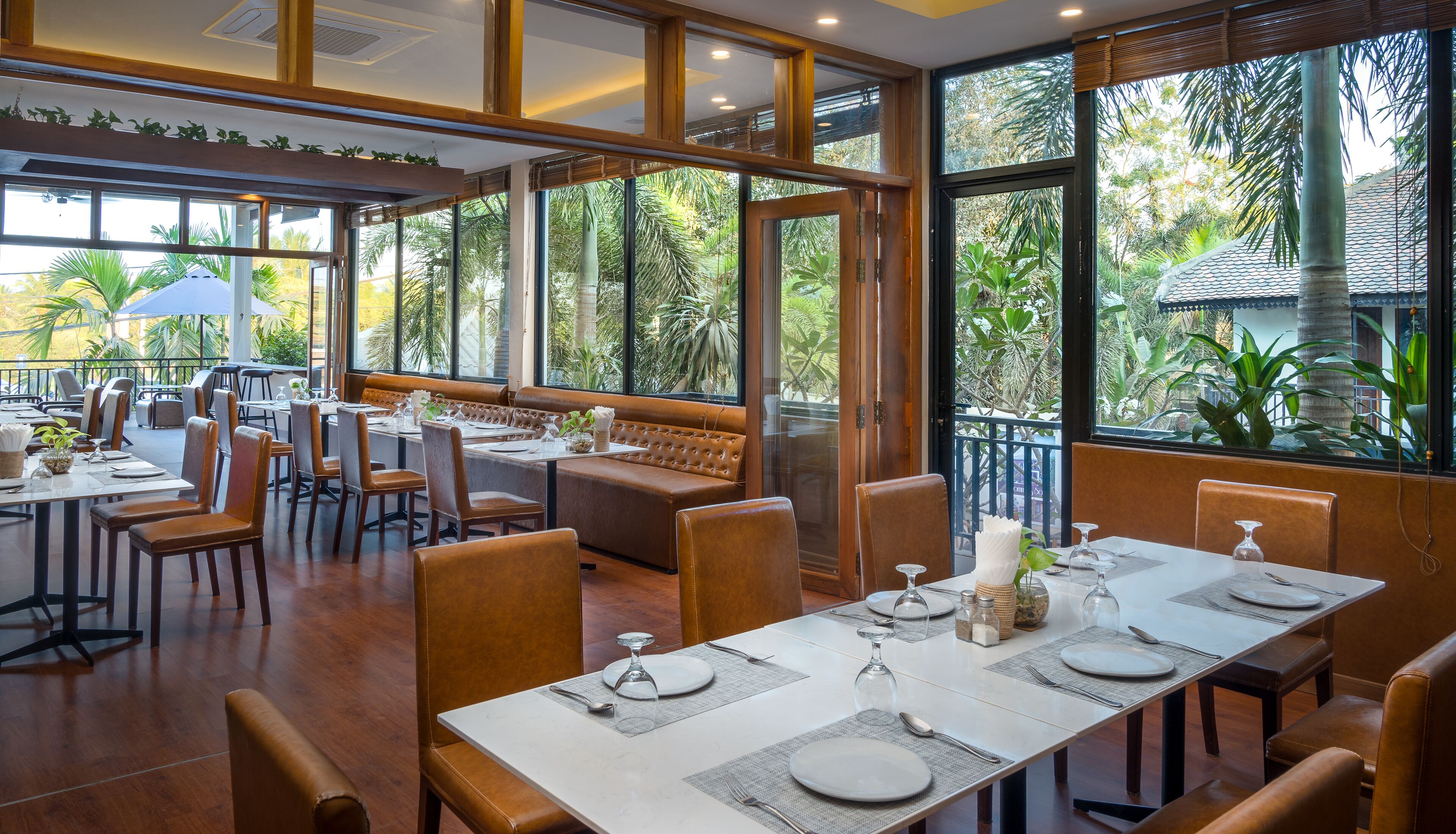 Se sirven desayunos y cocina internacional, junto a la piscina 