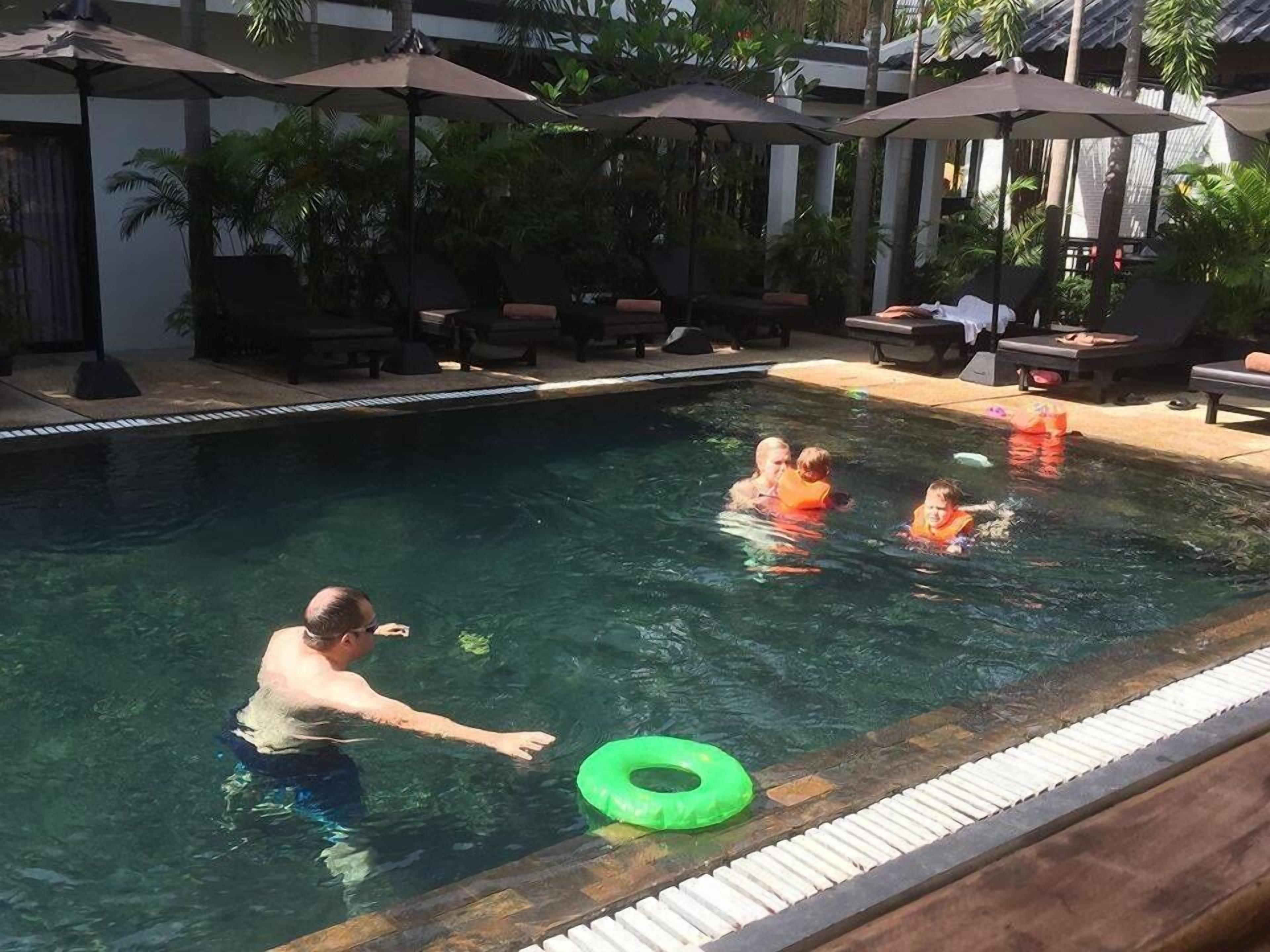 室外游泳池，06:00 至 19:00 开放，日光浴躺椅