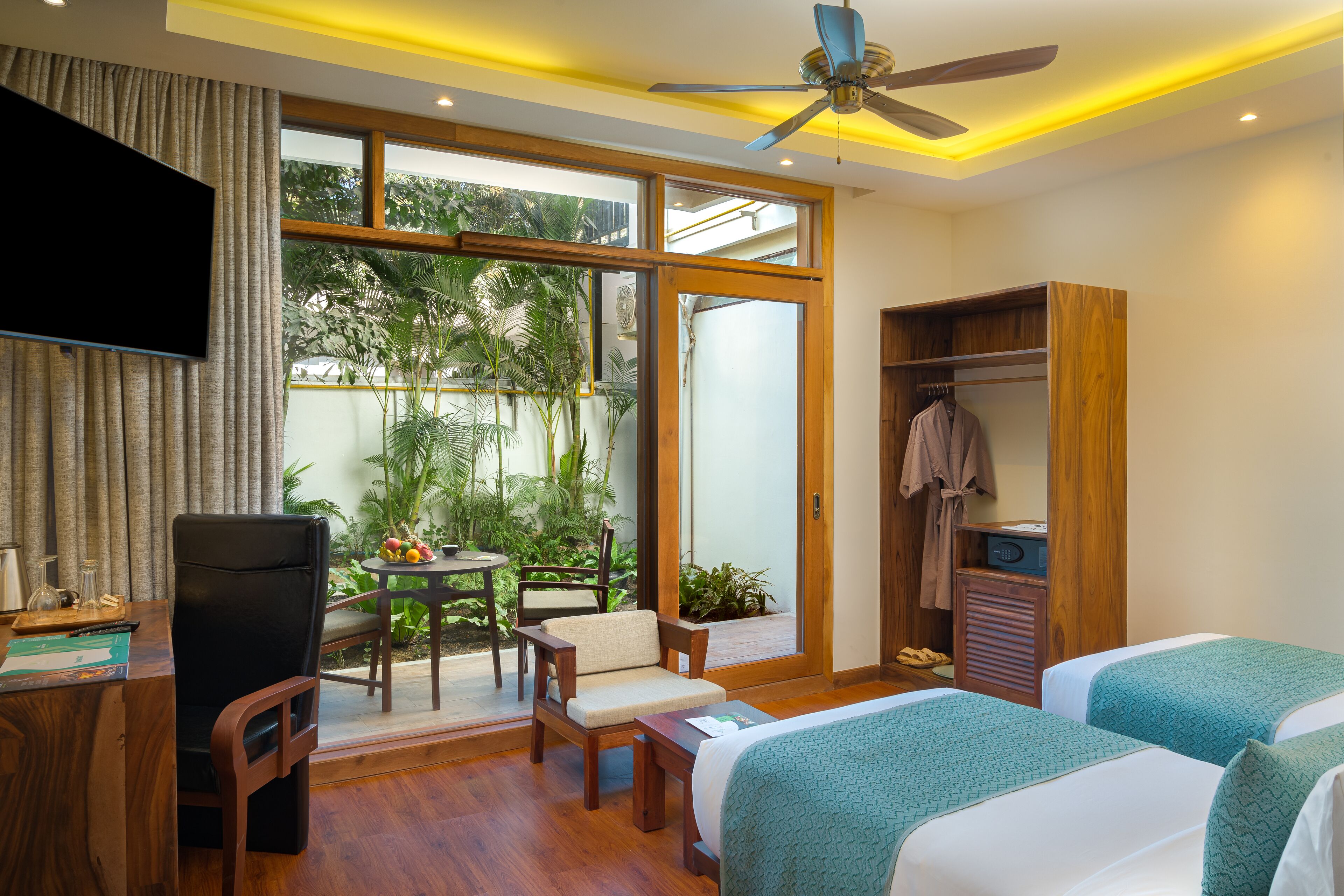 premier twin room | 1 bedroom, premium bedding, minibar, in-room safe