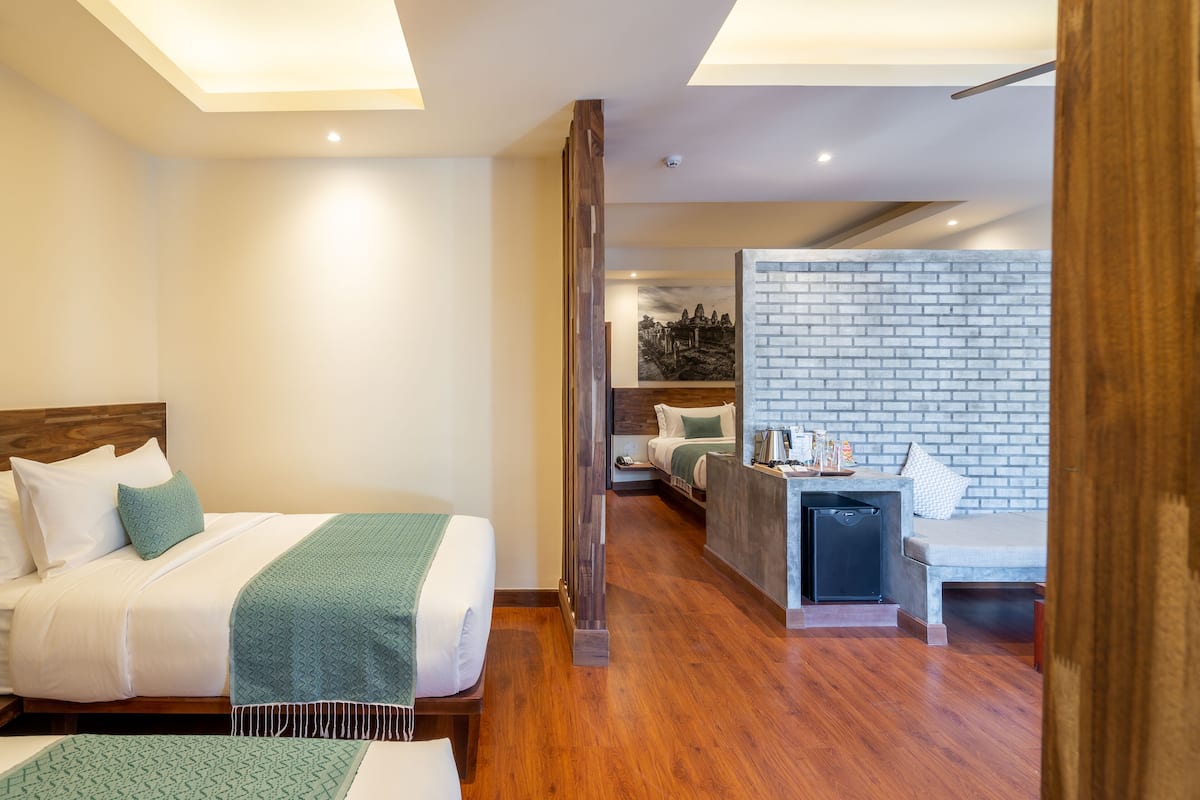 Une chambre d’hôtel comprenant un lit, un bureau et un coin salon.