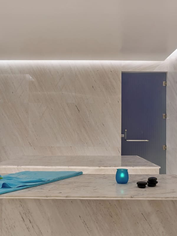 Behandelingskamers voor koppels, een sauna, een stoombad