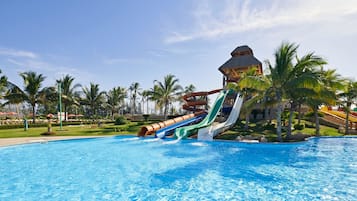3 outdoor pools, open 8:00 AM to 7:00 PM, pool umbrellas, pool loungers