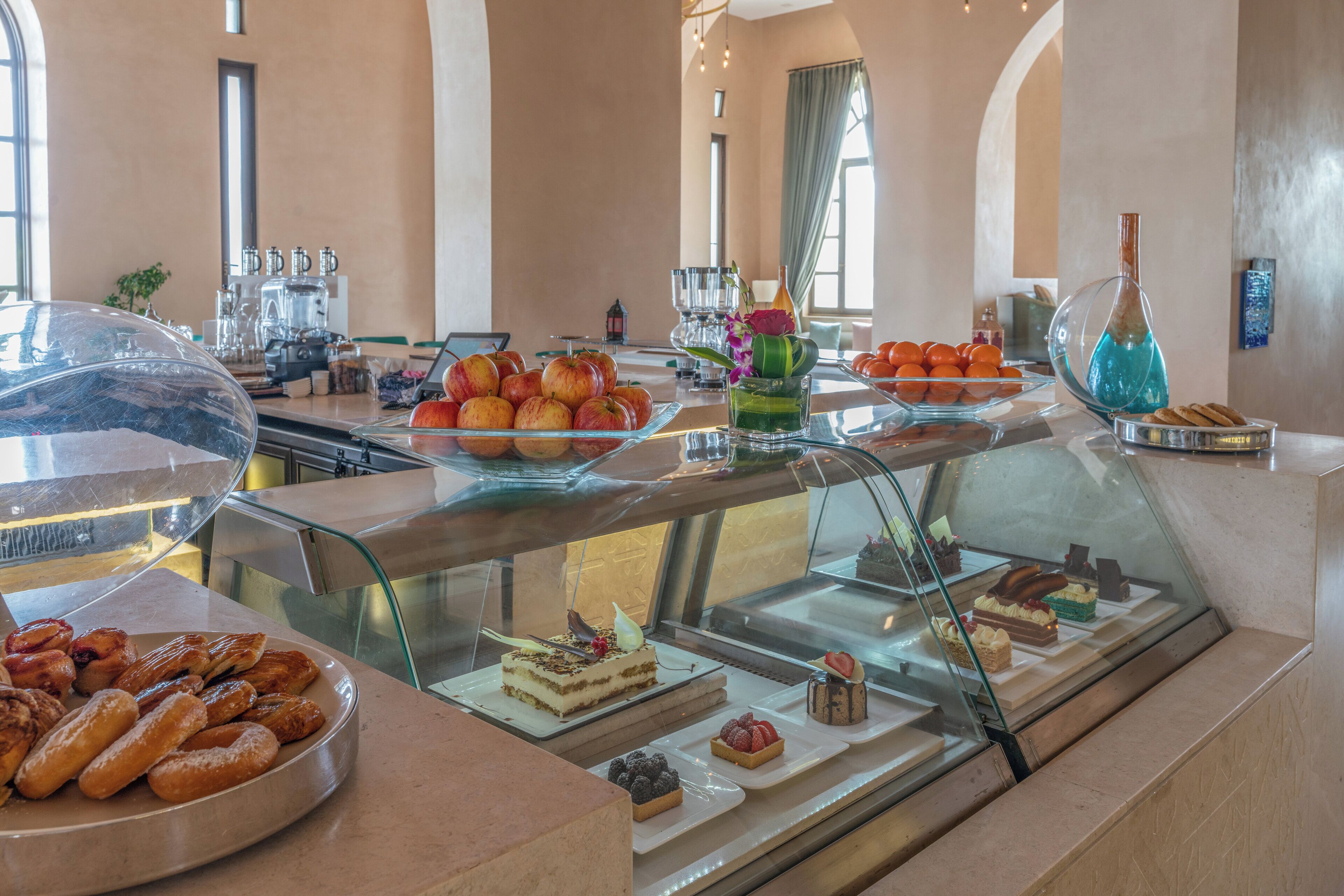 Ein Frühstücksbuffet mit verschiedenen Backwaren, Früchten und Desserts.