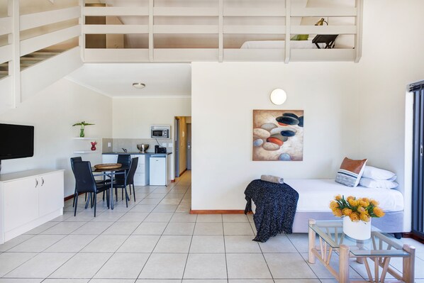 Studio with Balcony | Private kitchen