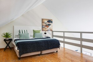 Studio with Balcony | Bureau, accès au Wi-Fi (inclus), literie fournie