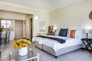 Suite with Balcony | Desk, free WiFi, bed sheets, wheelchair access