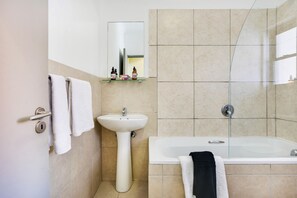 Studio with Balcony | Baño | Ducha y bañera combinadas y artículos de higiene personal gratuitos