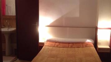 Bureau, lits bébé (gratuits), lits pliants/supplémentaires