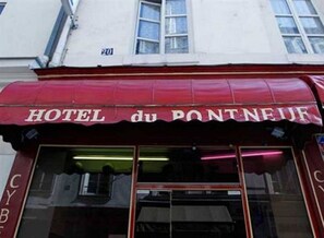 Front of property – evening/night - Hotel du Pont neuf (Paris)